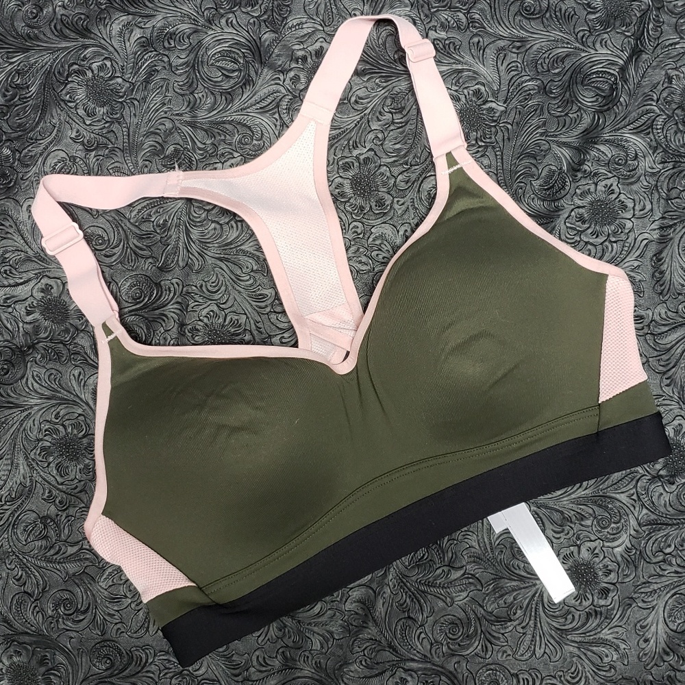 Victoria Secret Sports Bra size 32C / D70 sz S